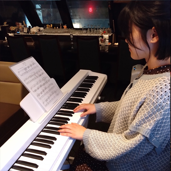 利休店内 - ピアノコーナー